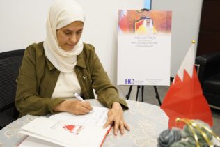 د. لمياء نعمان الشوربجي توقع على وثيقة وطني ولاء وتلاحم